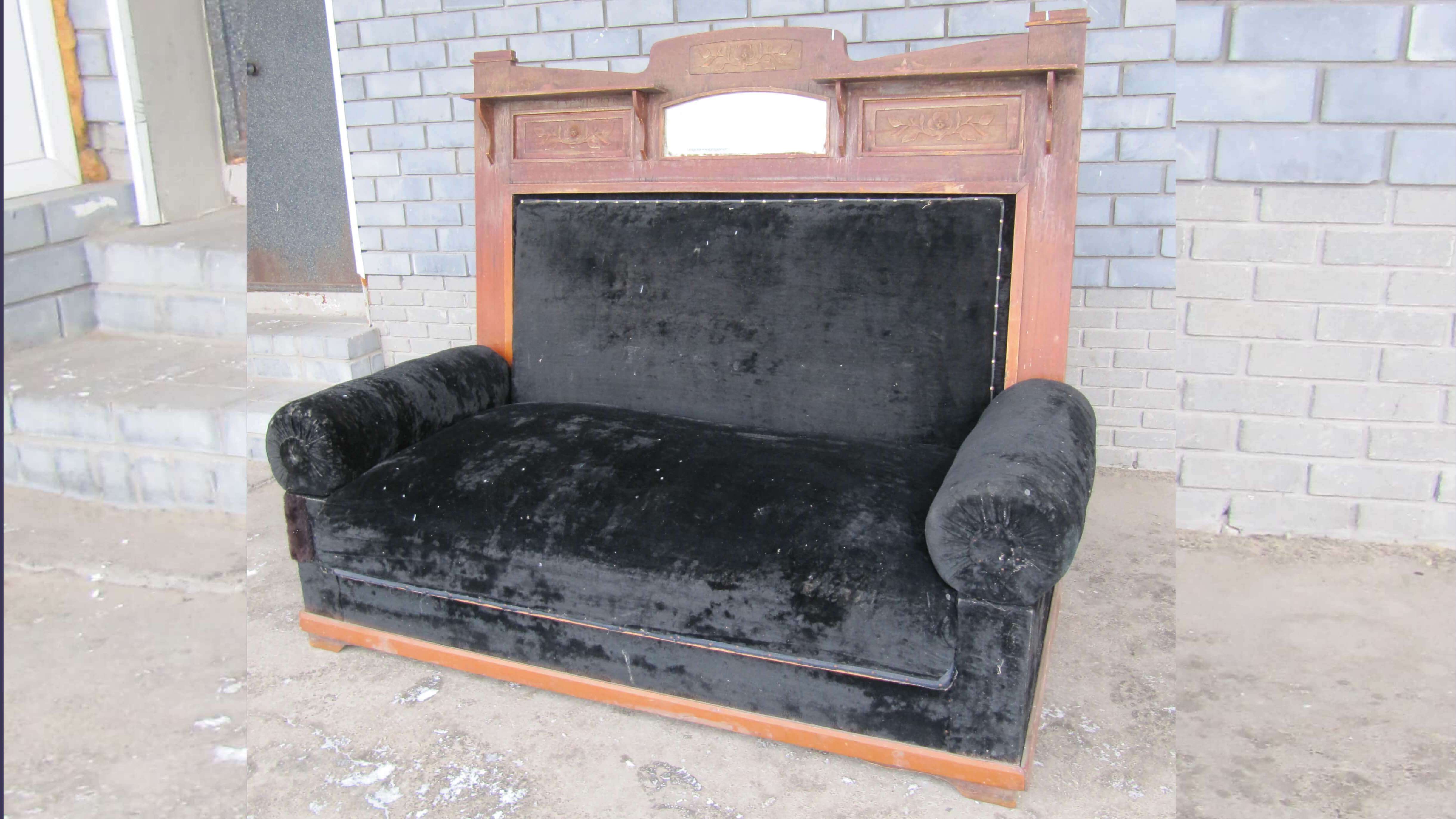 Перетяжка и реставрация дивана послевоенных лет